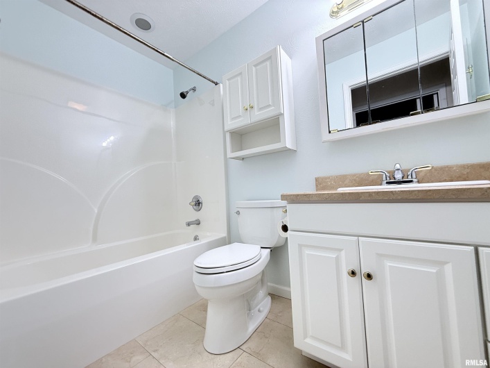 1408 MAIN Street, Carterville, Illinois 62918, 3 Bedrooms Bedrooms, 0 ,2 BathroomsBathrooms,Residential,For Sale,MAIN,0,RMAEB459277