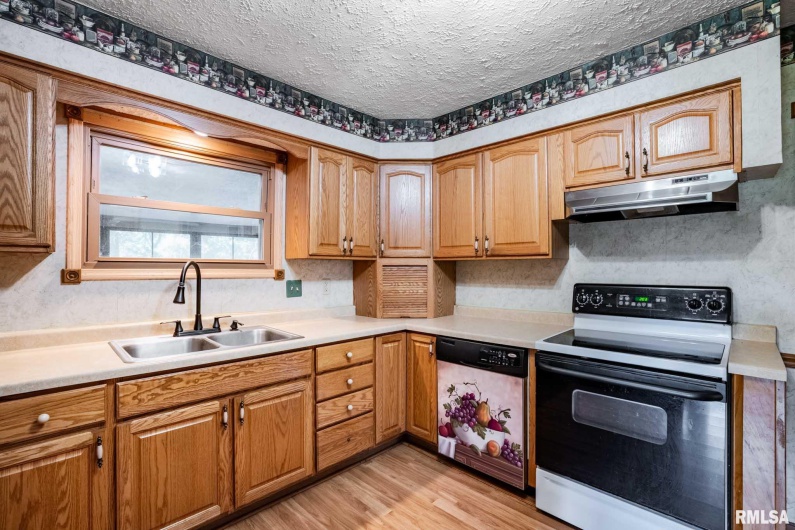 1521 MAIN Street, Carterville, Illinois 62918, 3 Bedrooms Bedrooms, 0 ,2 BathroomsBathrooms,Residential,For Sale,MAIN,0,RMAQC4268078
