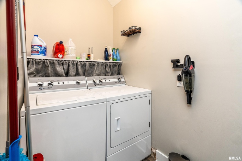 1826 SPRUCE Street, Murphysboro, Illinois 62966, 3 Bedrooms Bedrooms, 0 ,1 BathroomBathrooms,Residential,For Sale,SPRUCE,0,RMAEB460017