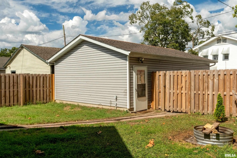 1826 SPRUCE Street, Murphysboro, Illinois 62966, 3 Bedrooms Bedrooms, 0 ,1 BathroomBathrooms,Residential,For Sale,SPRUCE,0,RMAEB460017