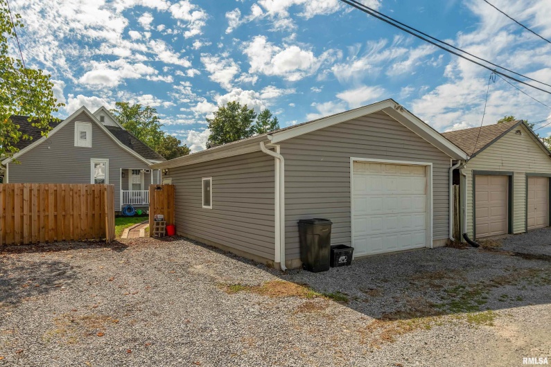 1826 SPRUCE Street, Murphysboro, Illinois 62966, 3 Bedrooms Bedrooms, 0 ,1 BathroomBathrooms,Residential,For Sale,SPRUCE,0,RMAEB460017