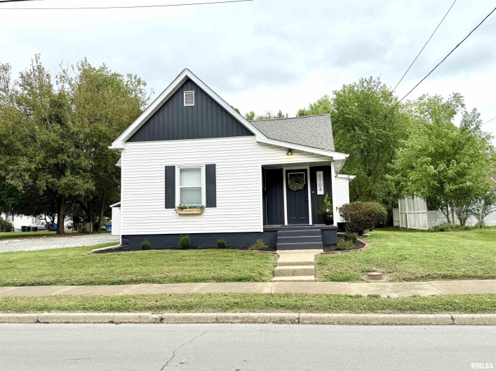 1104 CHESTNUT Street, Marion, Illinois 62959, 3 Bedrooms Bedrooms, 0 ,1 BathroomBathrooms,Residential,For Sale,CHESTNUT,0,RMAEB460019