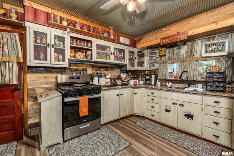 2815 JONES Street, Eldorado, Illinois 62930, 2 Bedrooms Bedrooms, 0 ,1 BathroomBathrooms,Residential,For Sale,JONES,0,RMAQC4268107