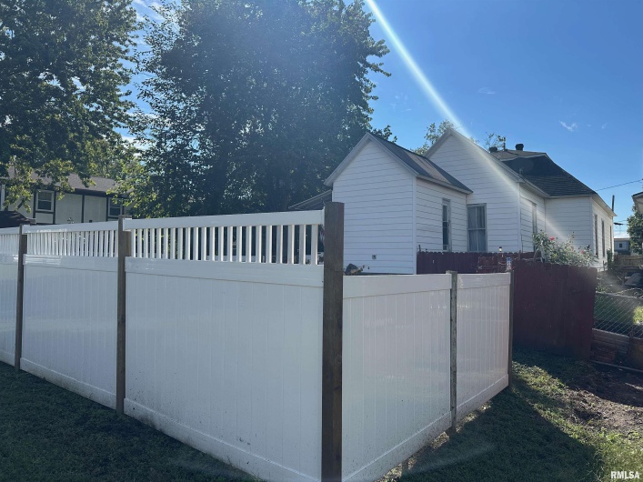 1516 ELM Street, Murphysboro, Illinois 62966, 3 Bedrooms Bedrooms, 0 ,1 BathroomBathrooms,Residential,For Sale,ELM,0,RMAEB460023