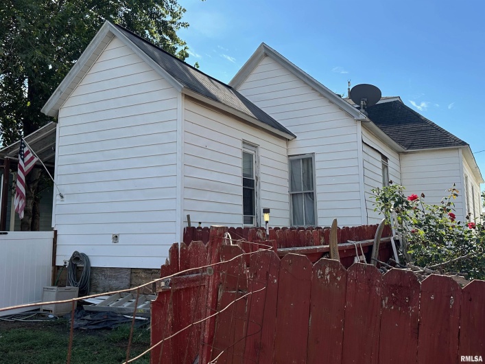 1516 ELM Street, Murphysboro, Illinois 62966, 3 Bedrooms Bedrooms, 0 ,1 BathroomBathrooms,Residential,For Sale,ELM,0,RMAEB460023