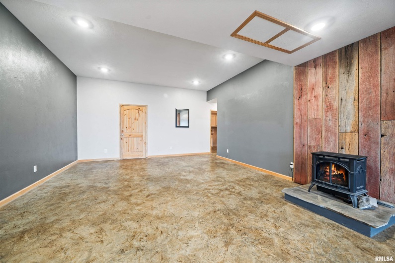 1115 HILLTOP Lane, Simpson, Illinois 62985, 3 Bedrooms Bedrooms, 8 Rooms Rooms,3 BathroomsBathrooms,Residential,For Sale,HILLTOP,0,RMAEB460029