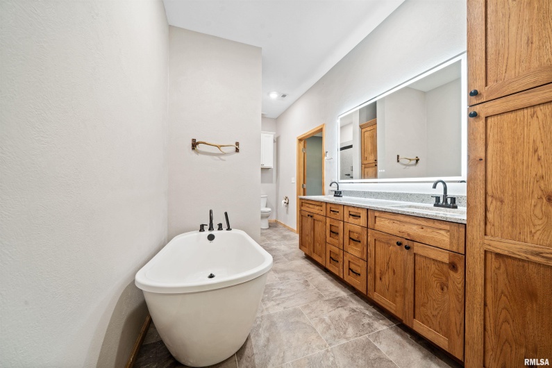 1115 HILLTOP Lane, Simpson, Illinois 62985, 3 Bedrooms Bedrooms, 8 Rooms Rooms,3 BathroomsBathrooms,Residential,For Sale,HILLTOP,0,RMAEB460029