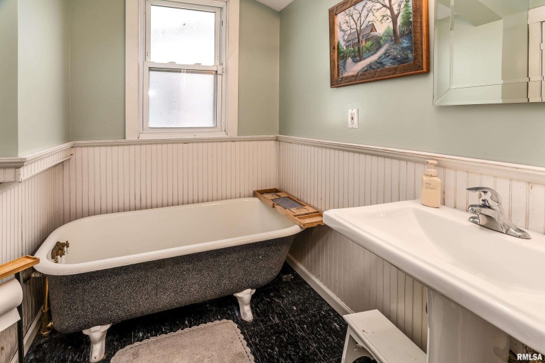 2101 WALNUT Street, Murphysboro, Illinois 62966, 3 Bedrooms Bedrooms, 0 ,2 BathroomsBathrooms,Residential,For Sale,WALNUT,0,RMAEB460039