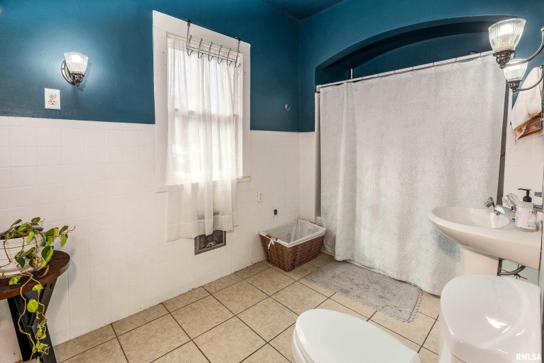 2101 WALNUT Street, Murphysboro, Illinois 62966, 3 Bedrooms Bedrooms, 0 ,2 BathroomsBathrooms,Residential,For Sale,WALNUT,0,RMAEB460039