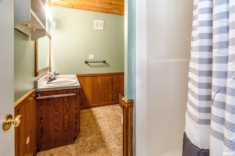 2101 WALNUT Street, Murphysboro, Illinois 62966, 3 Bedrooms Bedrooms, 0 ,2 BathroomsBathrooms,Residential,For Sale,WALNUT,0,RMAEB460039