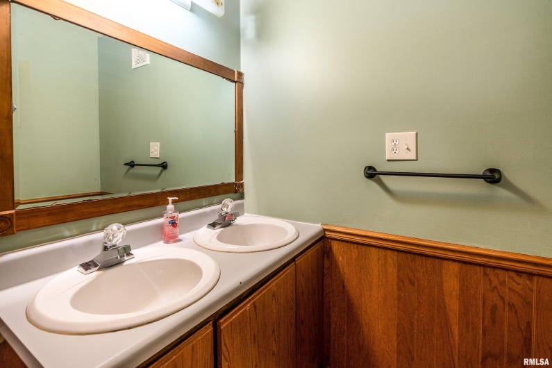 2101 WALNUT Street, Murphysboro, Illinois 62966, 3 Bedrooms Bedrooms, 0 ,2 BathroomsBathrooms,Residential,For Sale,WALNUT,0,RMAEB460039