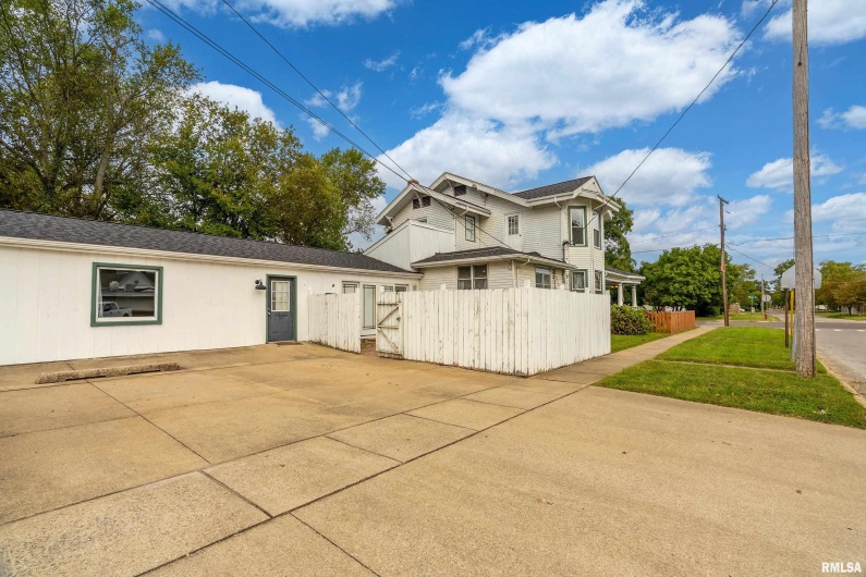 2101 WALNUT Street, Murphysboro, Illinois 62966, 3 Bedrooms Bedrooms, 0 ,2 BathroomsBathrooms,Residential,For Sale,WALNUT,0,RMAEB460039