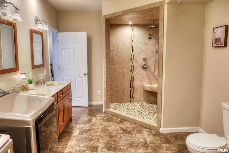 11 GLASFORD Road, Murphysboro, Illinois 62966, 4 Bedrooms Bedrooms, 0 ,3 BathroomsBathrooms,Residential,For Sale,GLASFORD,0,RMAEB460043