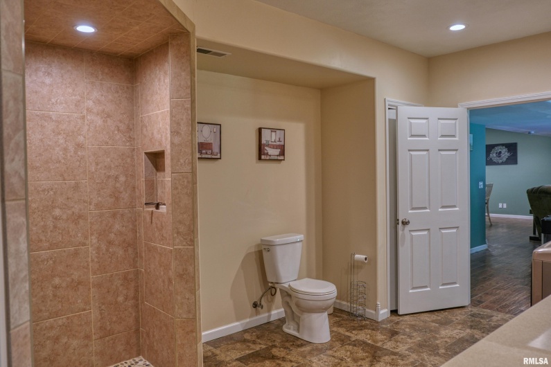 11 GLASFORD Road, Murphysboro, Illinois 62966, 4 Bedrooms Bedrooms, 0 ,3 BathroomsBathrooms,Residential,For Sale,GLASFORD,0,RMAEB460043