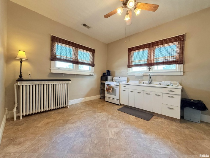 18 MILL Street, Harrisburg, Illinois 62946-1722, 3 Bedrooms Bedrooms, 0 ,1 BathroomBathrooms,Residential,For Sale,MILL,0,RMAEB460050