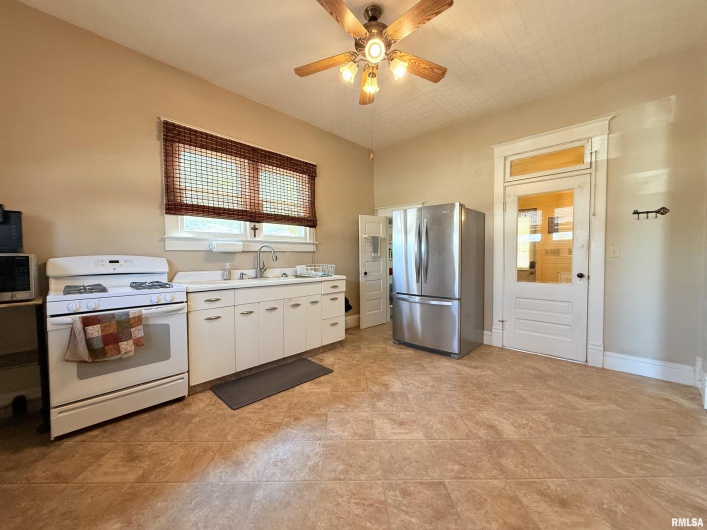 18 MILL Street, Harrisburg, Illinois 62946-1722, 3 Bedrooms Bedrooms, 0 ,1 BathroomBathrooms,Residential,For Sale,MILL,0,RMAEB460050