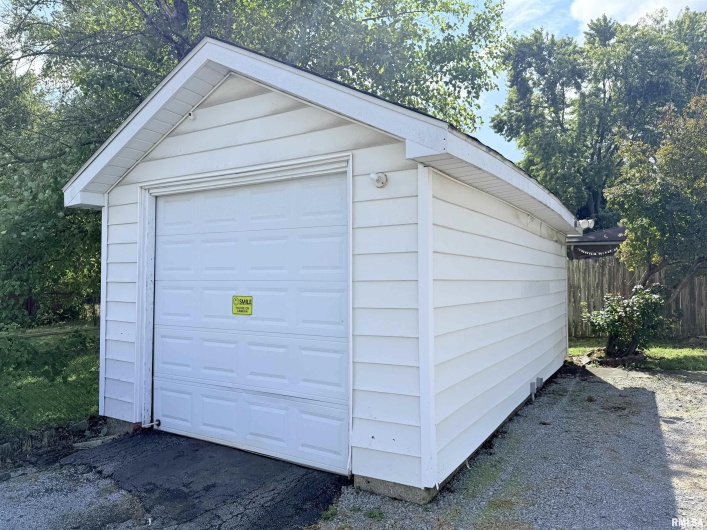 18 MILL Street, Harrisburg, Illinois 62946-1722, 3 Bedrooms Bedrooms, 0 ,1 BathroomBathrooms,Residential,For Sale,MILL,0,RMAEB460050