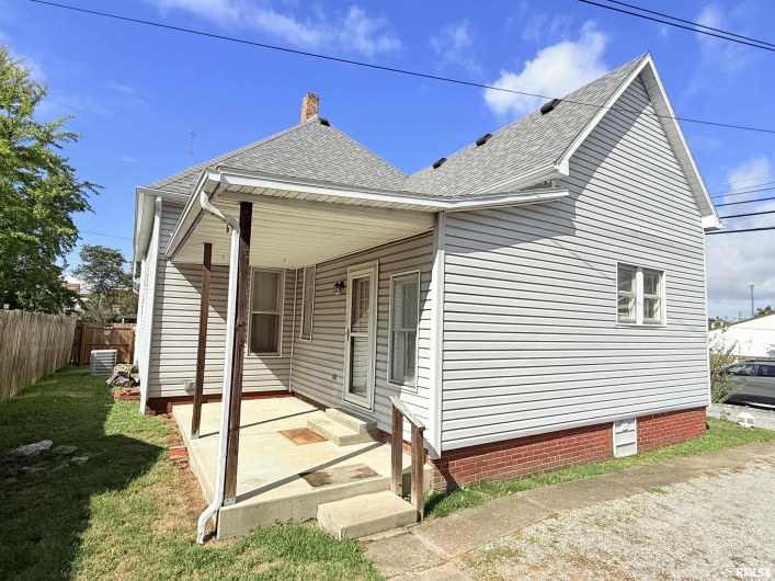 18 MILL Street, Harrisburg, Illinois 62946-1722, 3 Bedrooms Bedrooms, 0 ,1 BathroomBathrooms,Residential,For Sale,MILL,0,RMAEB460050