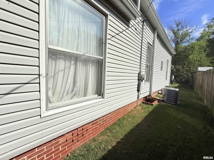 18 MILL Street, Harrisburg, Illinois 62946-1722, 3 Bedrooms Bedrooms, 0 ,1 BathroomBathrooms,Residential,For Sale,MILL,0,RMAEB460050