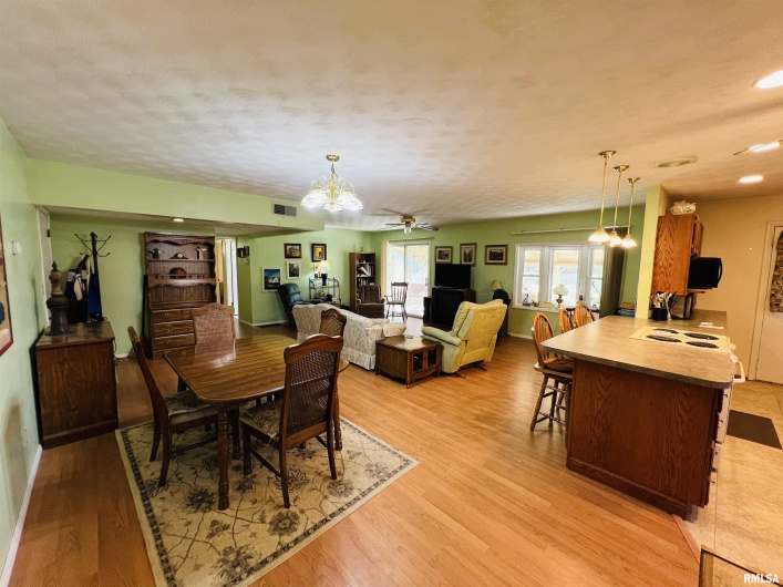 295 Country Acres Road, Eldorado, Illinois 62930-3461, 3 Bedrooms Bedrooms, 0 ,2 BathroomsBathrooms,Residential,For Sale,Country Acres,0,RMAEB460052
