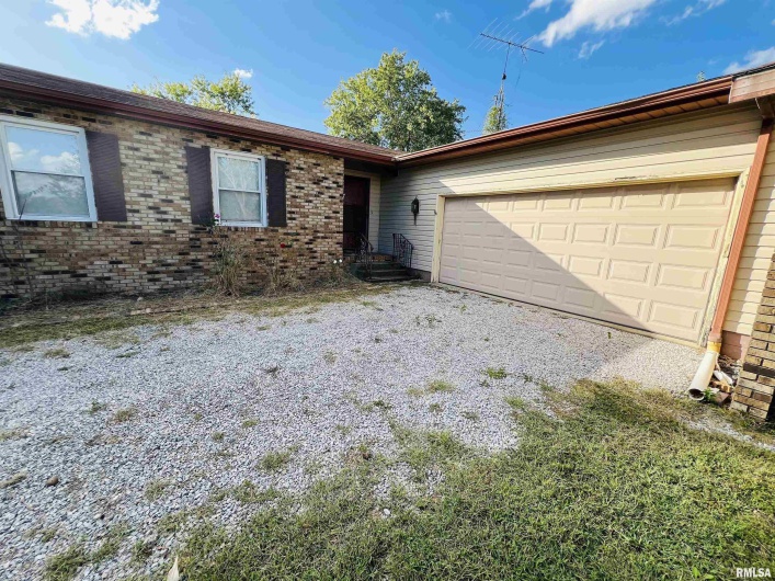 295 Country Acres Road, Eldorado, Illinois 62930-3461, 3 Bedrooms Bedrooms, 0 ,2 BathroomsBathrooms,Residential,For Sale,Country Acres,0,RMAEB460052