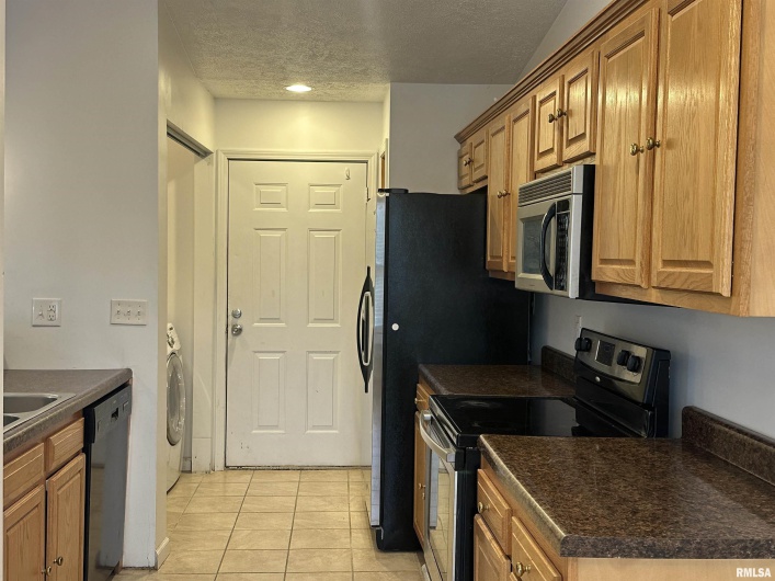 2020 Creekwood Drive, Carbondale, Illinois 62901, 3 Bedrooms Bedrooms, 0 ,2 BathroomsBathrooms,Residential,For Sale,Creekwood,0,RMAEB460053