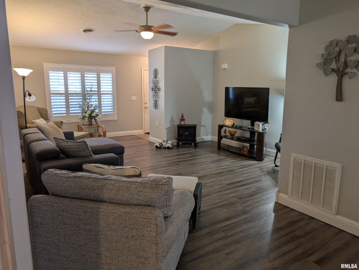 3211 CHEROKEE Drive, Marion, Illinois 62959, 2 Bedrooms Bedrooms, 0 ,2 BathroomsBathrooms,Residential,For Sale,CHEROKEE,0,RMAQC4268202