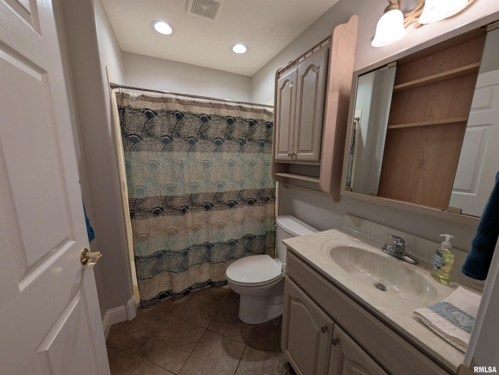 3211 CHEROKEE Drive, Marion, Illinois 62959, 2 Bedrooms Bedrooms, 0 ,2 BathroomsBathrooms,Residential,For Sale,CHEROKEE,0,RMAQC4268202