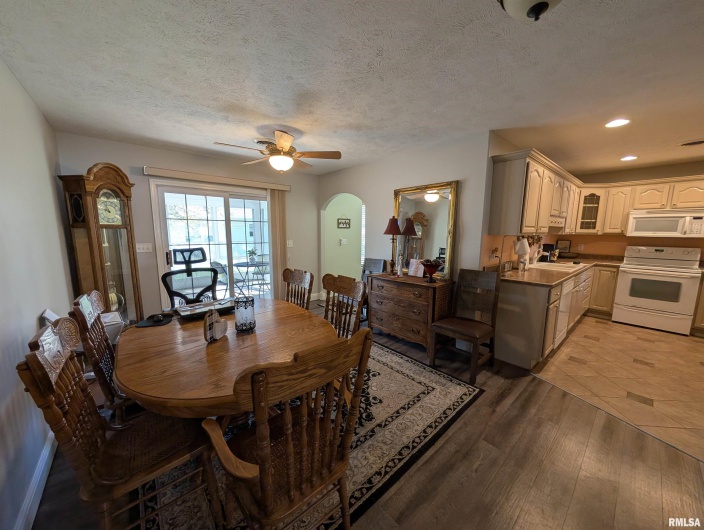 3211 CHEROKEE Drive, Marion, Illinois 62959, 2 Bedrooms Bedrooms, 0 ,2 BathroomsBathrooms,Residential,For Sale,CHEROKEE,0,RMAQC4268202