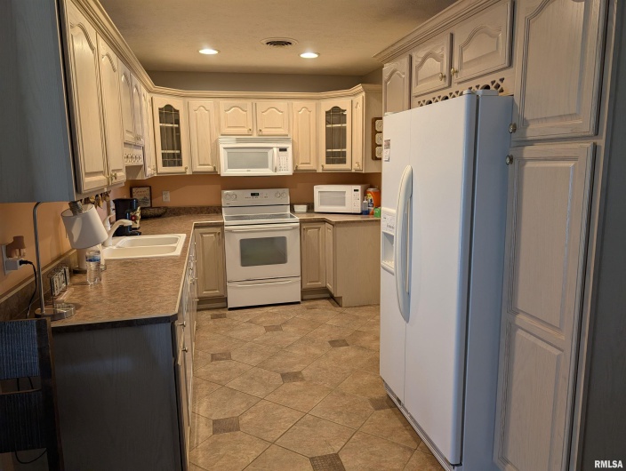 3211 CHEROKEE Drive, Marion, Illinois 62959, 2 Bedrooms Bedrooms, 0 ,2 BathroomsBathrooms,Residential,For Sale,CHEROKEE,0,RMAQC4268202