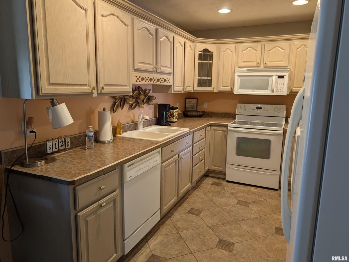 3211 CHEROKEE Drive, Marion, Illinois 62959, 2 Bedrooms Bedrooms, 0 ,2 BathroomsBathrooms,Residential,For Sale,CHEROKEE,0,RMAQC4268202