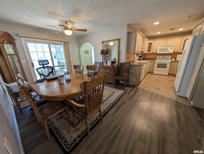 3211 CHEROKEE Drive, Marion, Illinois 62959, 2 Bedrooms Bedrooms, 0 ,2 BathroomsBathrooms,Residential,For Sale,CHEROKEE,0,RMAQC4268202