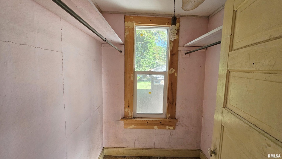 1313 NEWTON Avenue, Johnston City, Illinois 62951, 2 Bedrooms Bedrooms, 0 ,1 BathroomBathrooms,Residential,For Sale,NEWTON,0,RMAEB460059