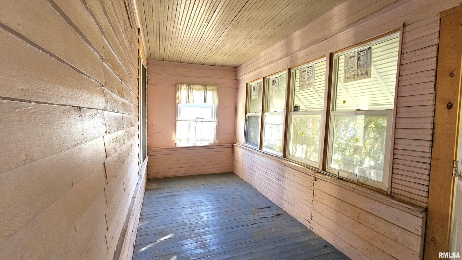 1313 NEWTON Avenue, Johnston City, Illinois 62951, 2 Bedrooms Bedrooms, 0 ,1 BathroomBathrooms,Residential,For Sale,NEWTON,0,RMAEB460059