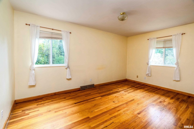 1301 COURT Street, Carbondale, Illinois 62901, 3 Bedrooms Bedrooms, 0 ,1 BathroomBathrooms,Residential,For Sale,COURT,0,RMAEB460069