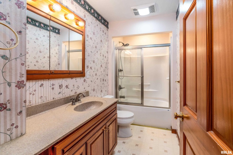 1301 COURT Street, Carbondale, Illinois 62901, 3 Bedrooms Bedrooms, 0 ,1 BathroomBathrooms,Residential,For Sale,COURT,0,RMAEB460069