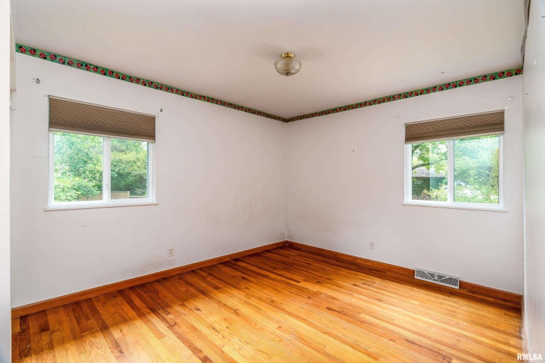 1301 COURT Street, Carbondale, Illinois 62901, 3 Bedrooms Bedrooms, 0 ,1 BathroomBathrooms,Residential,For Sale,COURT,0,RMAEB460069
