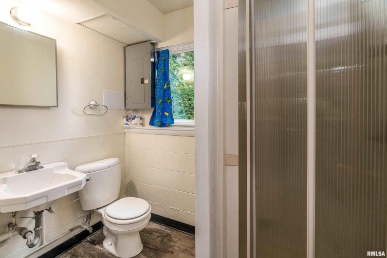 1301 COURT Street, Carbondale, Illinois 62901, 3 Bedrooms Bedrooms, 0 ,1 BathroomBathrooms,Residential,For Sale,COURT,0,RMAEB460069