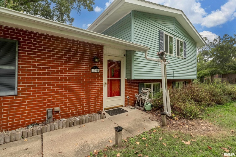 1301 COURT Street, Carbondale, Illinois 62901, 3 Bedrooms Bedrooms, 0 ,1 BathroomBathrooms,Residential,For Sale,COURT,0,RMAEB460069