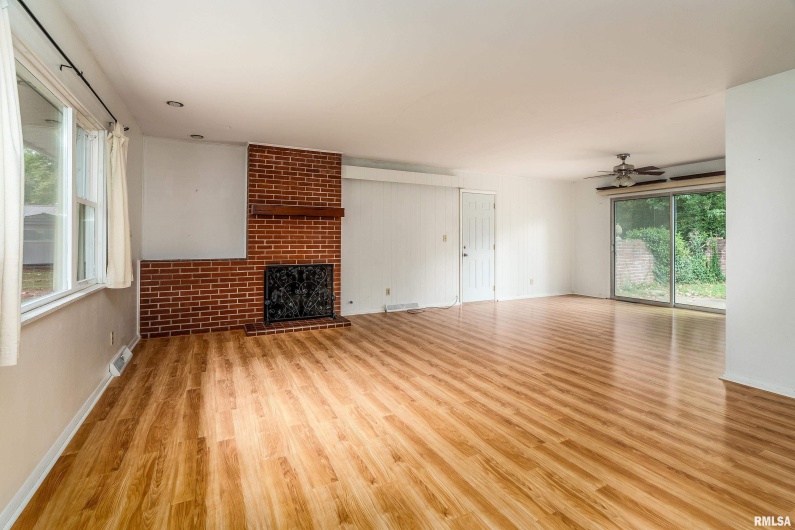 1301 COURT Street, Carbondale, Illinois 62901, 3 Bedrooms Bedrooms, 0 ,1 BathroomBathrooms,Residential,For Sale,COURT,0,RMAEB460069