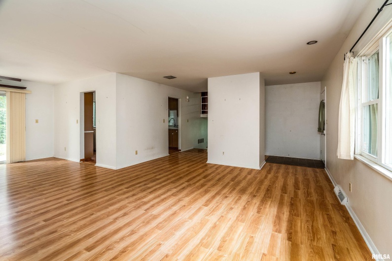 1301 COURT Street, Carbondale, Illinois 62901, 3 Bedrooms Bedrooms, 0 ,1 BathroomBathrooms,Residential,For Sale,COURT,0,RMAEB460069