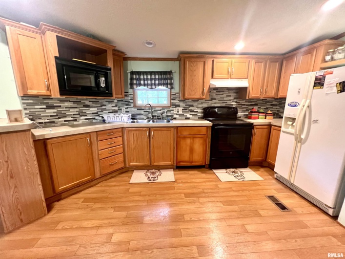 2076 Herrin Road, Carterville, Illinois 62918, 3 Bedrooms Bedrooms, 0 ,2 BathroomsBathrooms,Residential,For Sale,Herrin,0,RMAEB455320
