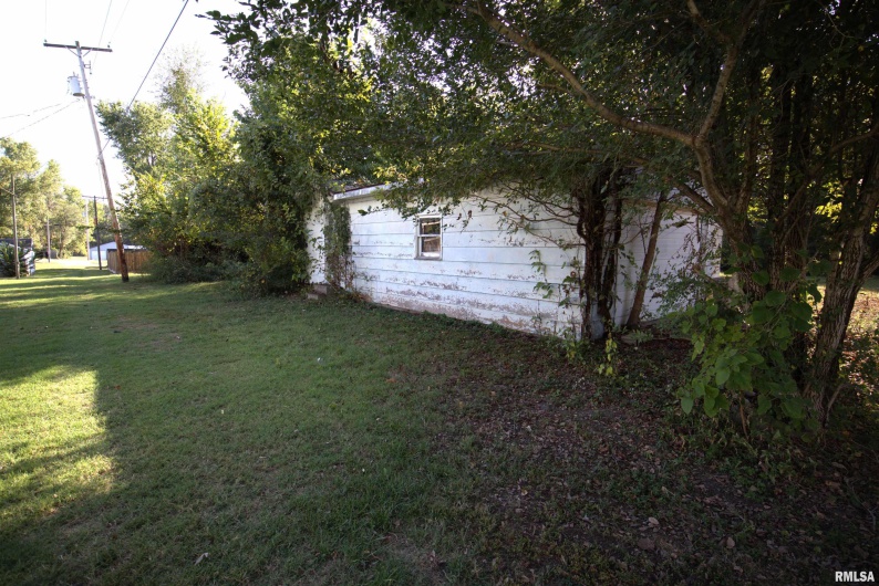 106 1ST Street, Elkville, Illinois 62932, 3 Bedrooms Bedrooms, 0 ,1 BathroomBathrooms,Residential,For Sale,1ST,0,RMAQC4268271