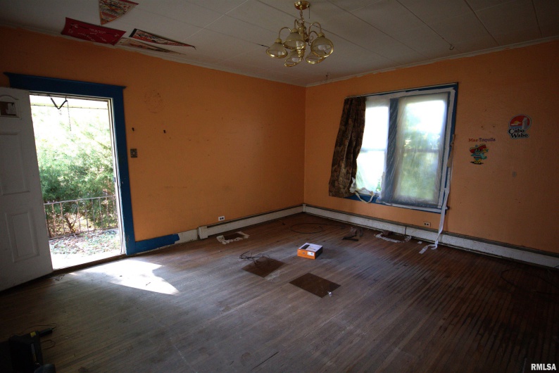 106 1ST Street, Elkville, Illinois 62932, 3 Bedrooms Bedrooms, 0 ,1 BathroomBathrooms,Residential,For Sale,1ST,0,RMAQC4268271