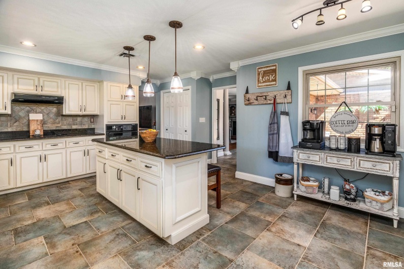 2585 Dylan Drive, Marion, Illinois 62959, 3 Bedrooms Bedrooms, 0 ,2 BathroomsBathrooms,Residential,For Sale,Dylan,0,RMAEB460083