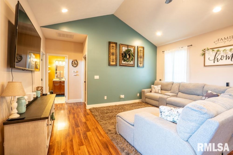411 Bhrett Drive, Energy, Illinois 62933, 3 Bedrooms Bedrooms, 0 ,2 BathroomsBathrooms,Residential,For Sale,Bhrett,0,RMAQC4268275
