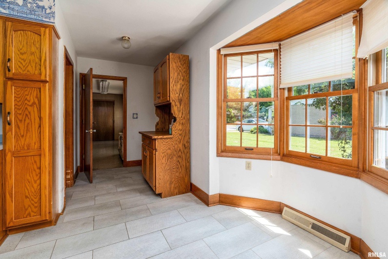 301 GLENVIEW Drive, Carbondale, Illinois 62901, 3 Bedrooms Bedrooms, 0 ,2 BathroomsBathrooms,Residential,For Sale,GLENVIEW,0,RMAEB458837
