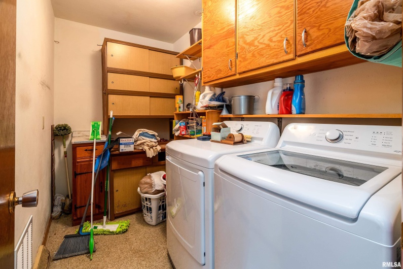 301 GLENVIEW Drive, Carbondale, Illinois 62901, 3 Bedrooms Bedrooms, 0 ,2 BathroomsBathrooms,Residential,For Sale,GLENVIEW,0,RMAEB458837