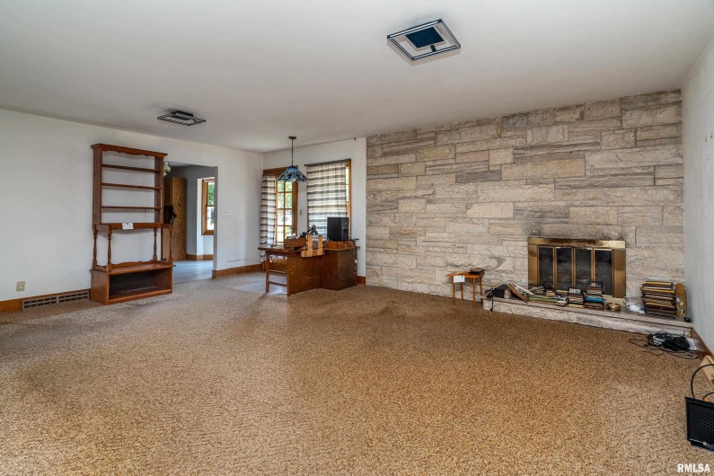 301 GLENVIEW Drive, Carbondale, Illinois 62901, 3 Bedrooms Bedrooms, 0 ,2 BathroomsBathrooms,Residential,For Sale,GLENVIEW,0,RMAEB458837