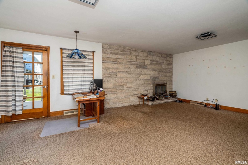 301 GLENVIEW Drive, Carbondale, Illinois 62901, 3 Bedrooms Bedrooms, 0 ,2 BathroomsBathrooms,Residential,For Sale,GLENVIEW,0,RMAEB458837